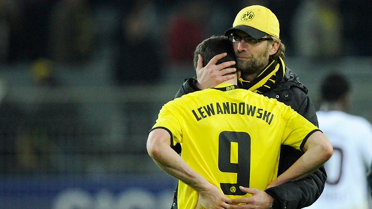 Frust gegen Lautern: BVB-Coach Jürgen Klopp tröstet Torjäger Robert Lewandowski, der eine goldene Gelegenheit fahrlässig ausließ.