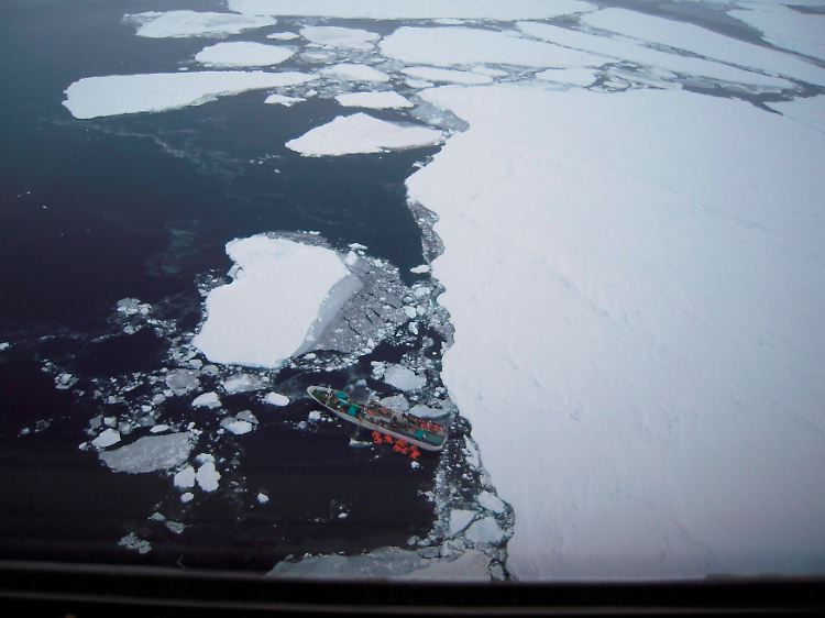 Einige Seeleute waren in die Rettungsboote gestiegen, um das Gewicht des Trawlers zu reduzieren.