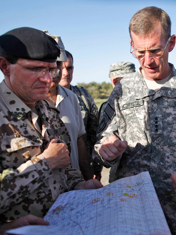 Oberst Klein (l), Kommandeur des deutschen Feldlagers in Kundus, mit dem Oberkommandierenden der NATO-Truppen in Afghanistan, dem US-General Stanley McChrystal.