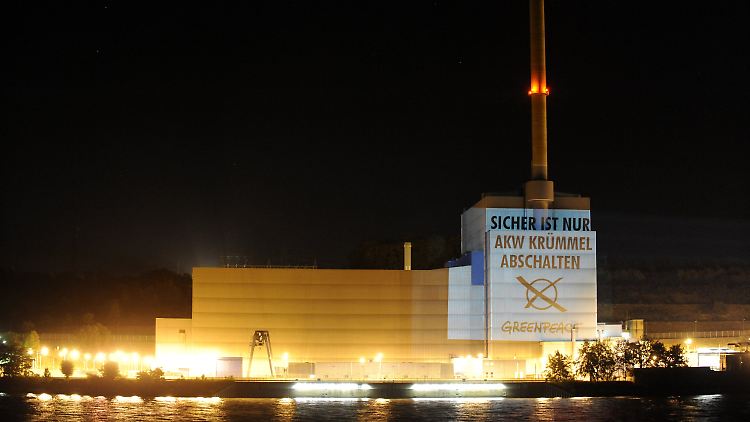 "Greenpeace"-Aktivisten projizieren den Schriftzug "Sicher ist nur: Akw Krümmel abschalten" an die Außenwand des Kernkraftwerks Krümmel.