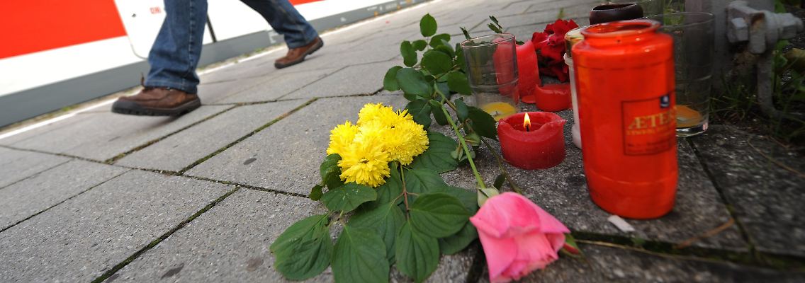 Blumen und Kerzen am Bahnhof Solln erinnern an die ungeheuerliche Tat.