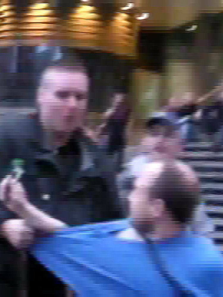 Der Ausschnitt aus dem Video zeigt, wie ein Polizist den Demonstranten gewaltsam wegzerrt.