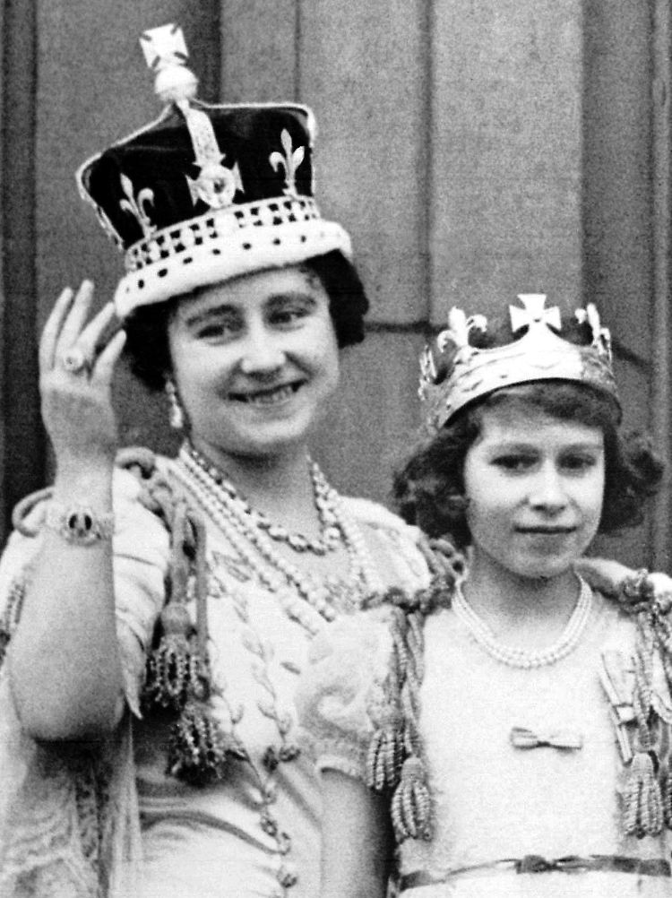 Die Queen Mum mit ihrer Tochter, der heutigen Königin Elizabeth II., auf einem Foto aus dem Jahr 1937.