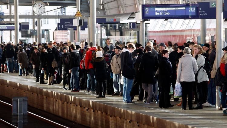 Hunderte Fahrgäste warten auf ihre Bahn am Alexanderplatz.