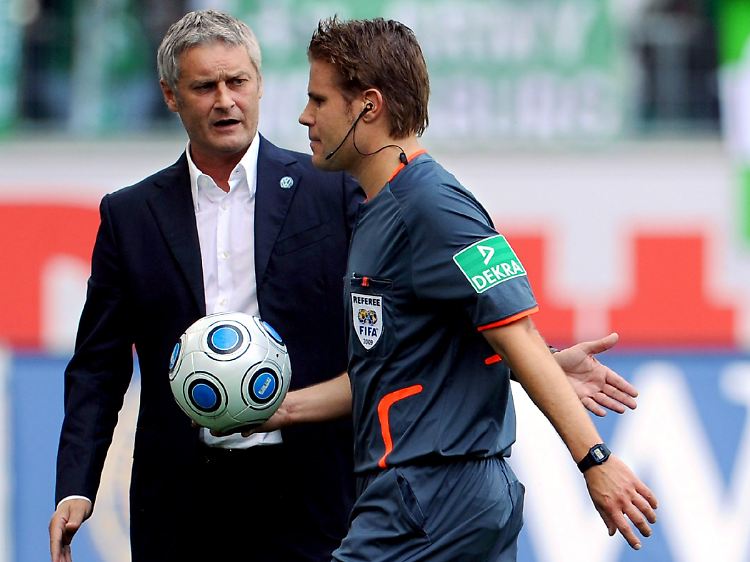 Glaubt man Wolfsburgs Coach Armin Veh, war Schiedsrichter Felix Brych gegen Leverkusen der spielentscheidende Mann.
