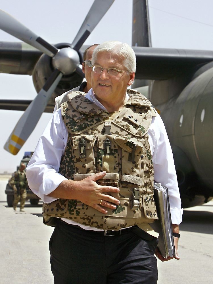 Außenminister Steinmeier 2006 in Kundus.