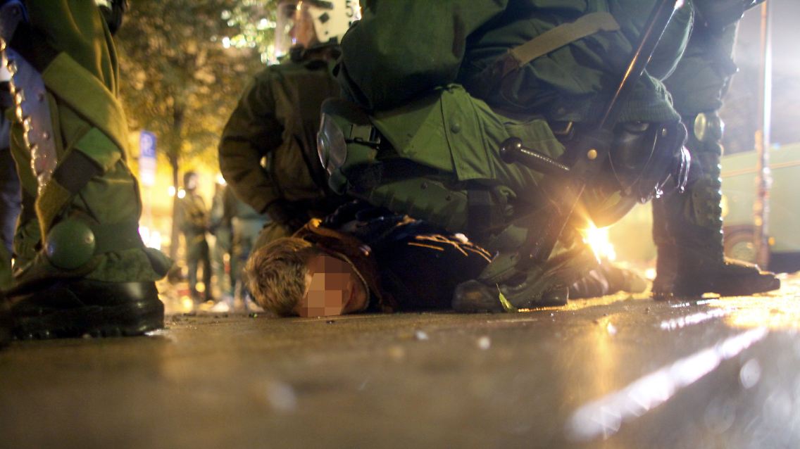 Polizisten nehmen im Schanzenviertel einen Mann in Gewahrsam.