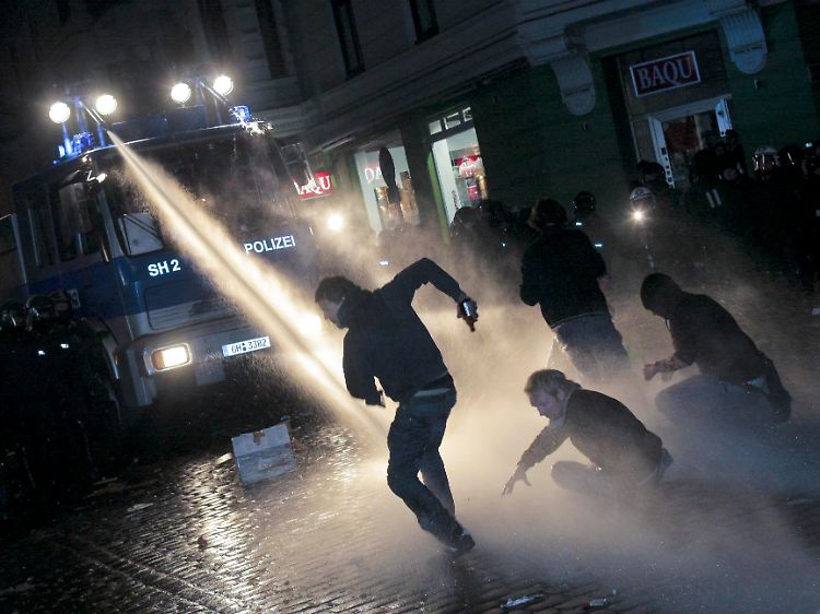 Die Polizei setzte Wasserwerfer ein.
