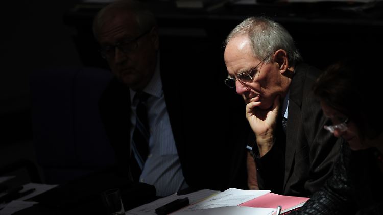 Schäuble hält die Tasche auf.