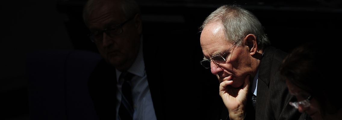 Schäuble hält die Tasche auf.