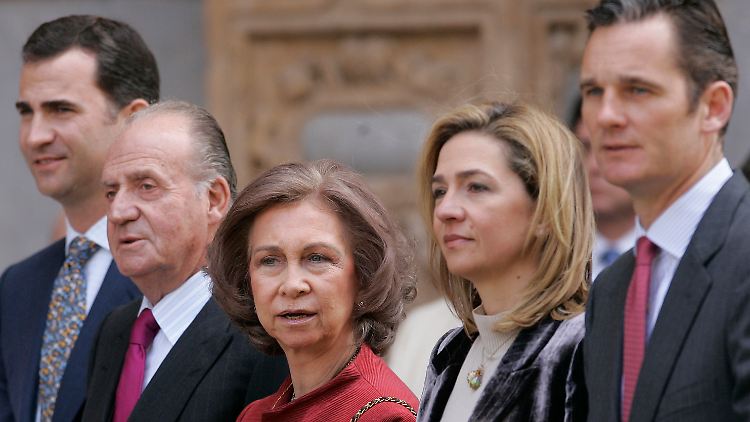 Hier durfte der Schwiegersohn Iñaki Urdangarin (r) noch mit auf das Familienfoto.