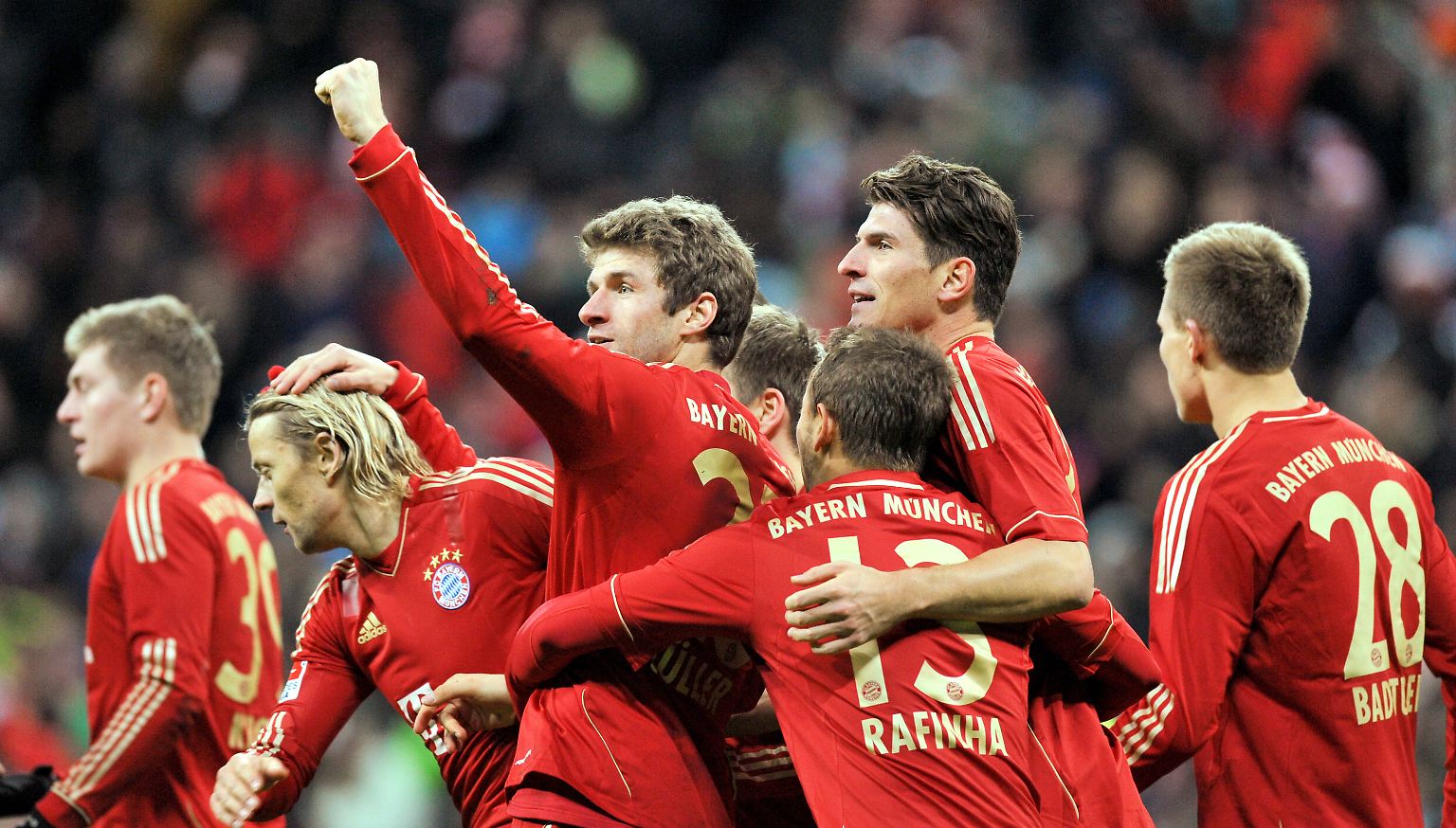 Die Bundesliga geht in die Weihnachtspause und wir stellen fest: Der FC Bayern führt die Tabelle nach der Hälfte der Spiele an und darf sich Herbstmeister nennen. 