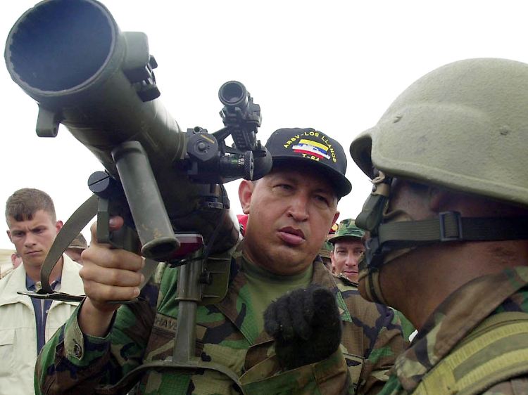 Ein Waffennarr: der ehemalige Fallschirmspringer Chávez im Gespräch mit einem Soldaten.