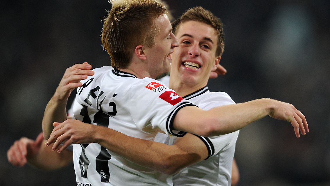 Da jubeln sie: Patrick Herrmann, rechts, Gladbachs Torschütze zum 1:0, bedankt sich bei Marco Reus, der die Vorlage gab.