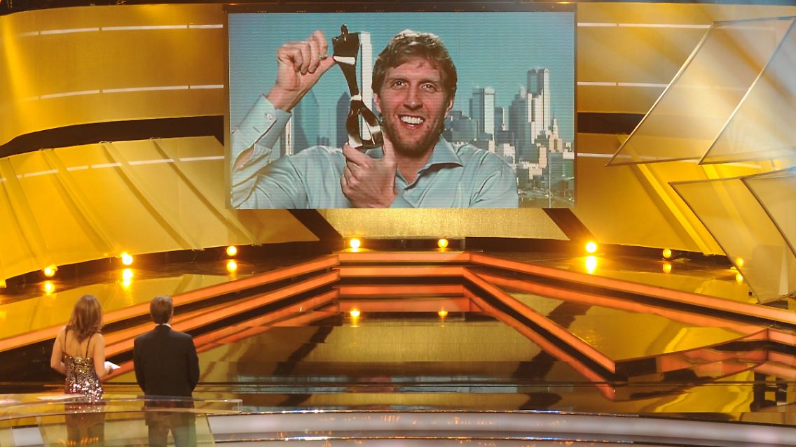Basketballer Dirk Nowitzki wird per Video zugeschaltet.