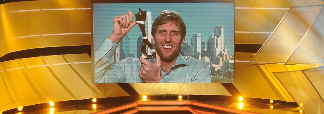 Basketballer Dirk Nowitzki wird per Video zugeschaltet.