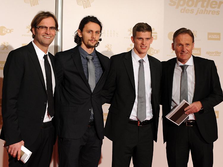 Trainer Jürgen Klopp (l-r), Spieler Neven Subotic und Sven Bender sowie Geschäftsführer Hans-Joachim Watzke vertreten den BVB.
