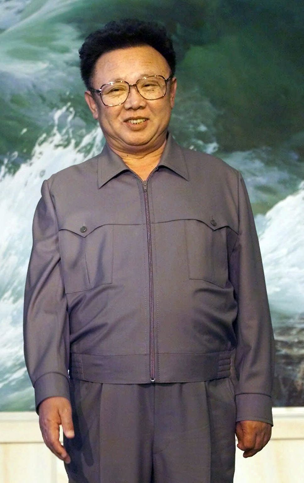 Mit seinen toupierten Haaren, den Plateauschuhen und seinen aus der Mode gekommenen Blouson-Anzügen wurde Kim Jong Il gern belächelt. 