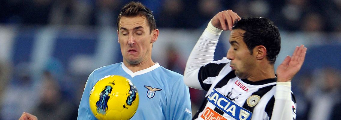 Treffsicher: Lazios Miroslav Klose, hier im Duell mit Udines Mehdi Benatia.