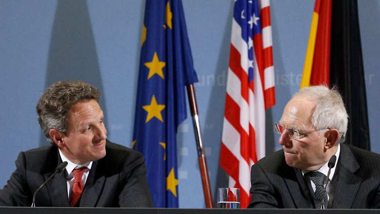 Mit den USA ist in Sachen IWF-Aufstockung nicht zu rechnen: Wolfgang Schäuble (r.) mit seinem Amtskollegen Timothy Geithner aus Amerika (Archivbild).