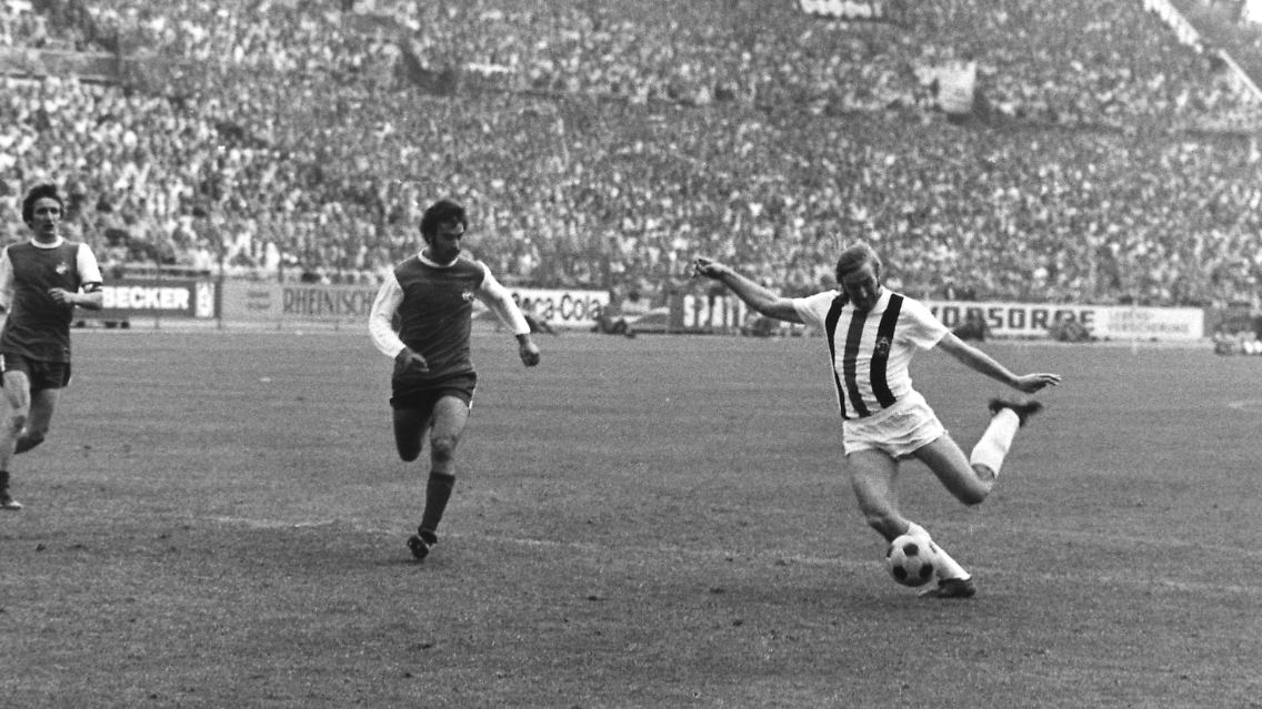 Glücksschuss: Günter Netzer erzielt 1973 im Pokalfinale gegen den 1. FC Köln den 2:1-Siegtreffer.