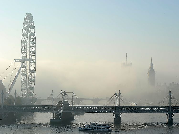 Riesenrad und Parlament im Nebel über der Themse: Adele mag London, verträgt aber die Stadtluft schlecht.