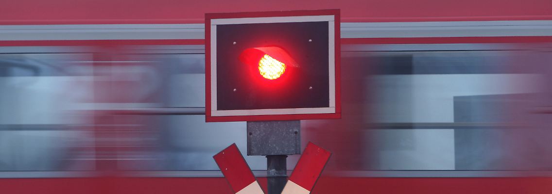 Beschrankt oder unbeschrankt: Immer wieder kommt es an Bahnübergängen zu dramatischen Unfällen.