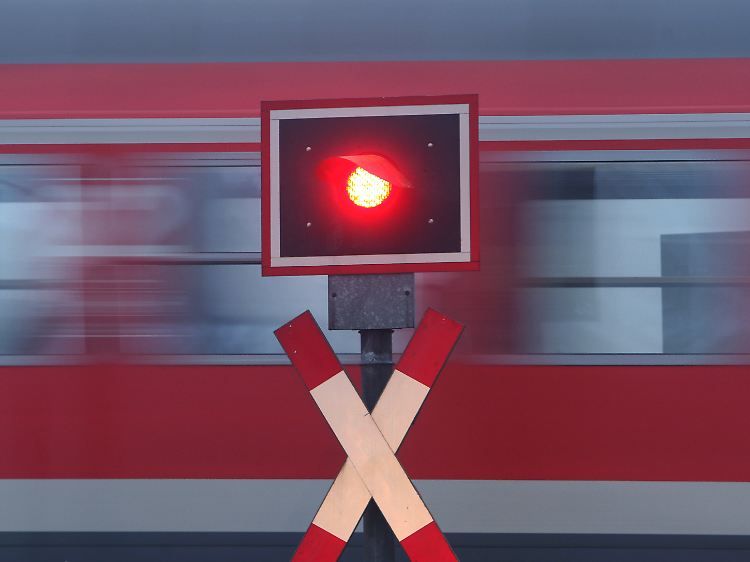 Beschrankt oder unbeschrankt: Immer wieder kommt es an Bahnübergängen zu dramatischen Unfällen.