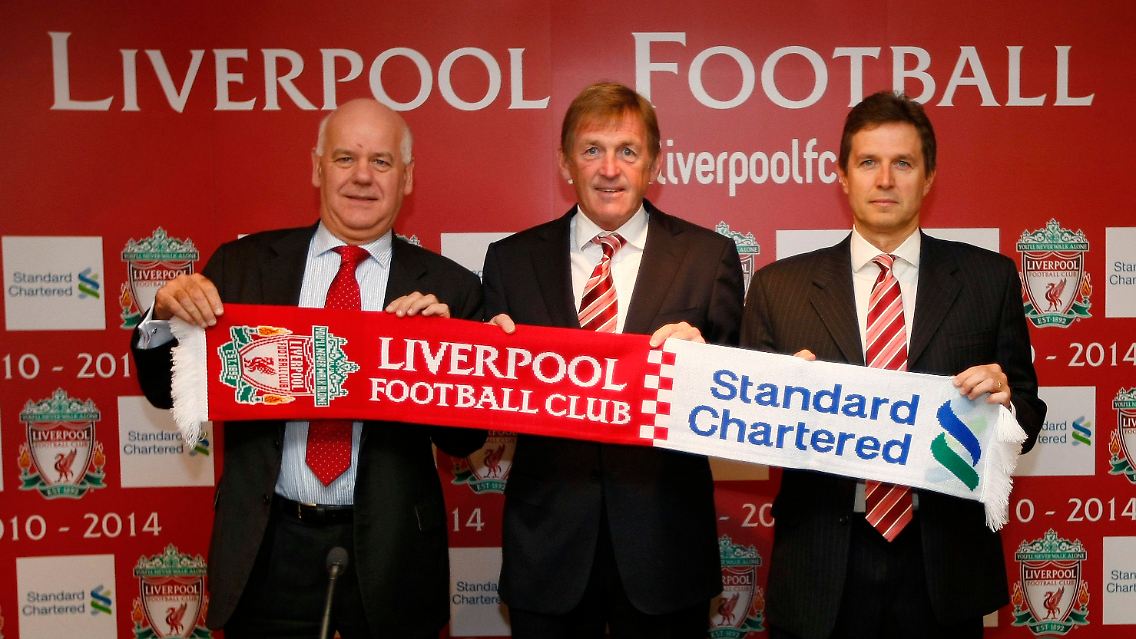 Der Sponsorenwechsel zu Standard Chartered Bank ist durchaus einträglich für den FC Liverpool.