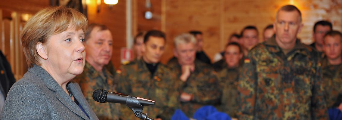 Merkel besuchte die Bundeswehr im Kosovo - musste sich aber auch zum Thema Wulff äußern.
