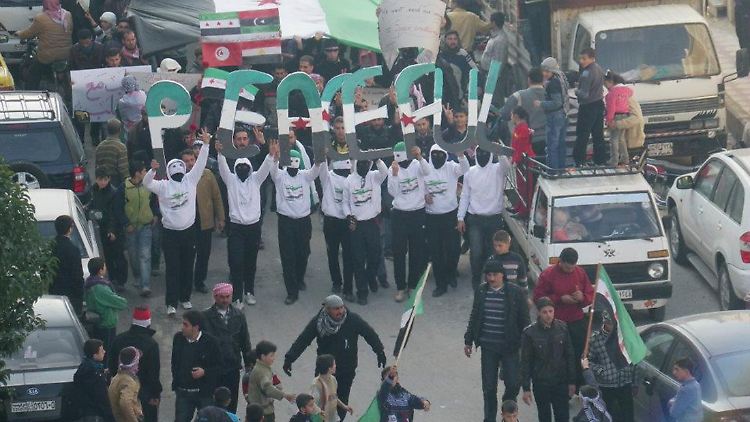 Demonstranten protestieren gegen Präsident Assad in den Straßen von Adlb.