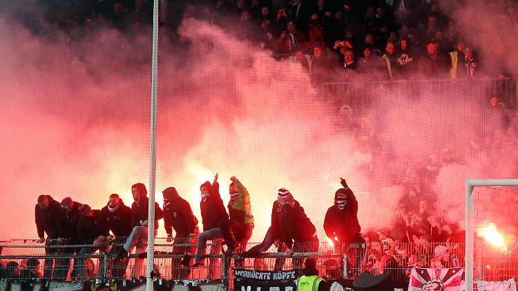 Frankfurter Fans zündeten vor dem Spiel Feuerwek.