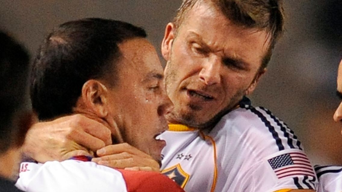 Der Würger von L.A.: David Beckham bestraft den schubsenden Daniel Hernandez.