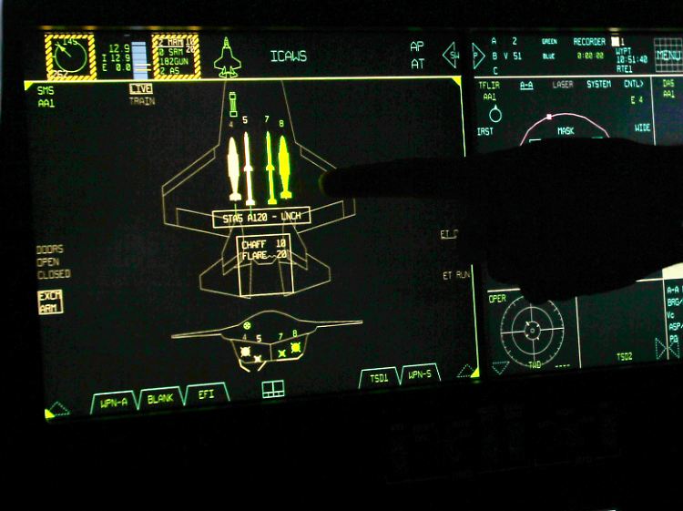 Hightech im Cockpit: Anweisungen an den Bordcomputer gibt der Pilot per Spracheingabe. Die Waffenauswahl erfolgt am Touchscreen-Bildschirm.