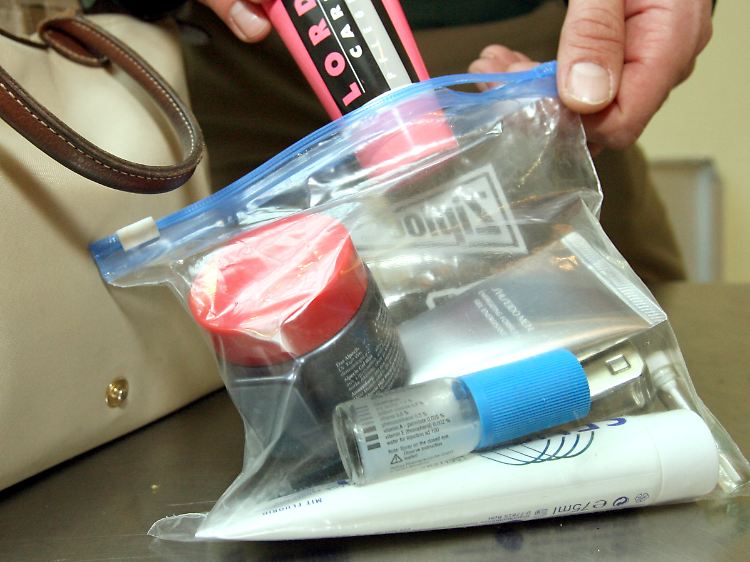 Passagiere dürfen im Handgepäck nur geringe Mengen Flüssigkeit mitnehmen. Erlaubt sind maximal 100 Milliliter Flüssigkeit pro Flasche, Tube oder Dose.