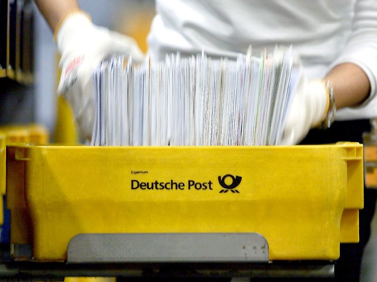 Verdi wirft der Post ein "Mitsegeln auf der Wirtschaftskrise" vor.