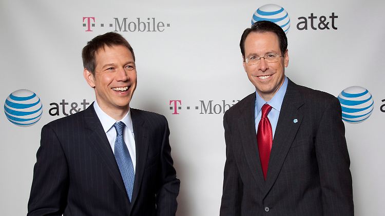 Im März sah es noch aus wie ein perfektes Geschäft: Rene Obermann und AT&T-Chef Randall Stephenson (r.).