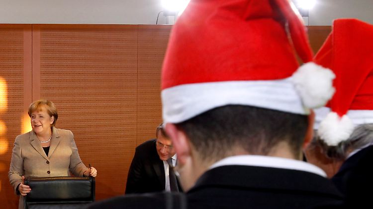 Kanzlerin Merkel vor Beginn der Kabinettssitzung. Die Herren im Vordergrund sind keine Minister, sondern Fotografen.
