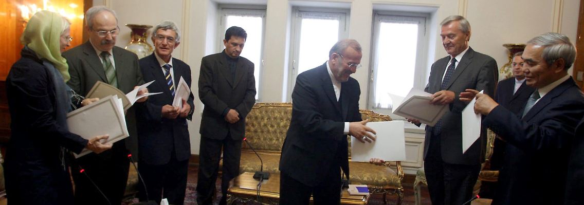 Neue Vorschläge: Irans Außenminister Mottaki teilt die Stellungnahme seiner Regierung zu den Atomgesprächen westlichen Diplomaten mit.