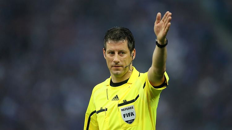 Hattrick: Wolfgang Stark pfeift auch bei der EM 2012 und damit das dritte Fußball-Großturnier hintereinander.
