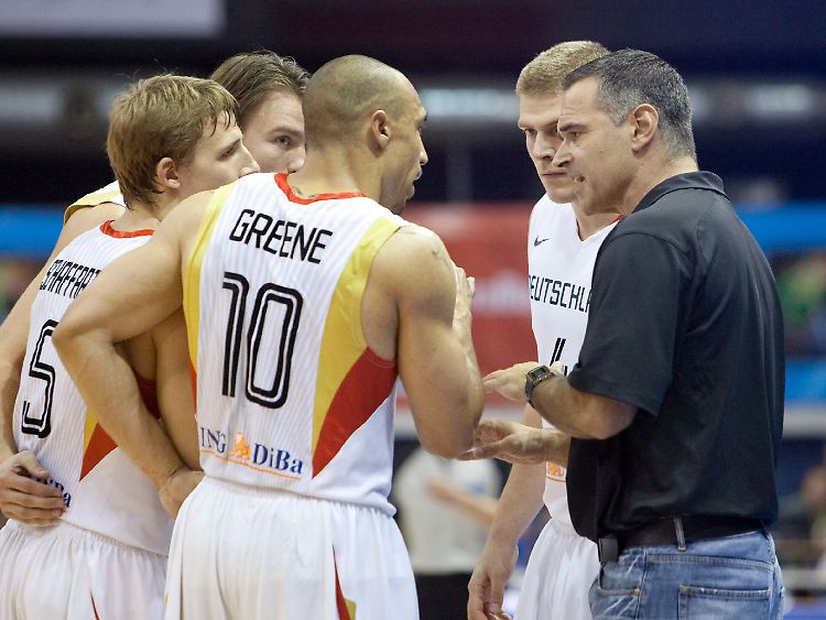 Coach Dirk Bauermann glaubt an sein Team - und ist äußerst zufrieden mit dem bisherigen Turnier.