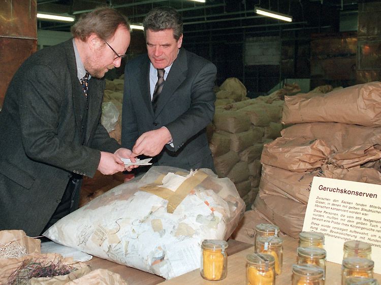 Der damalige Bundestagspräsident Wolfgang Thierse betrachtet im Dezember 1998 mit Gauck Papierreste ehemaliger Stasiakten.