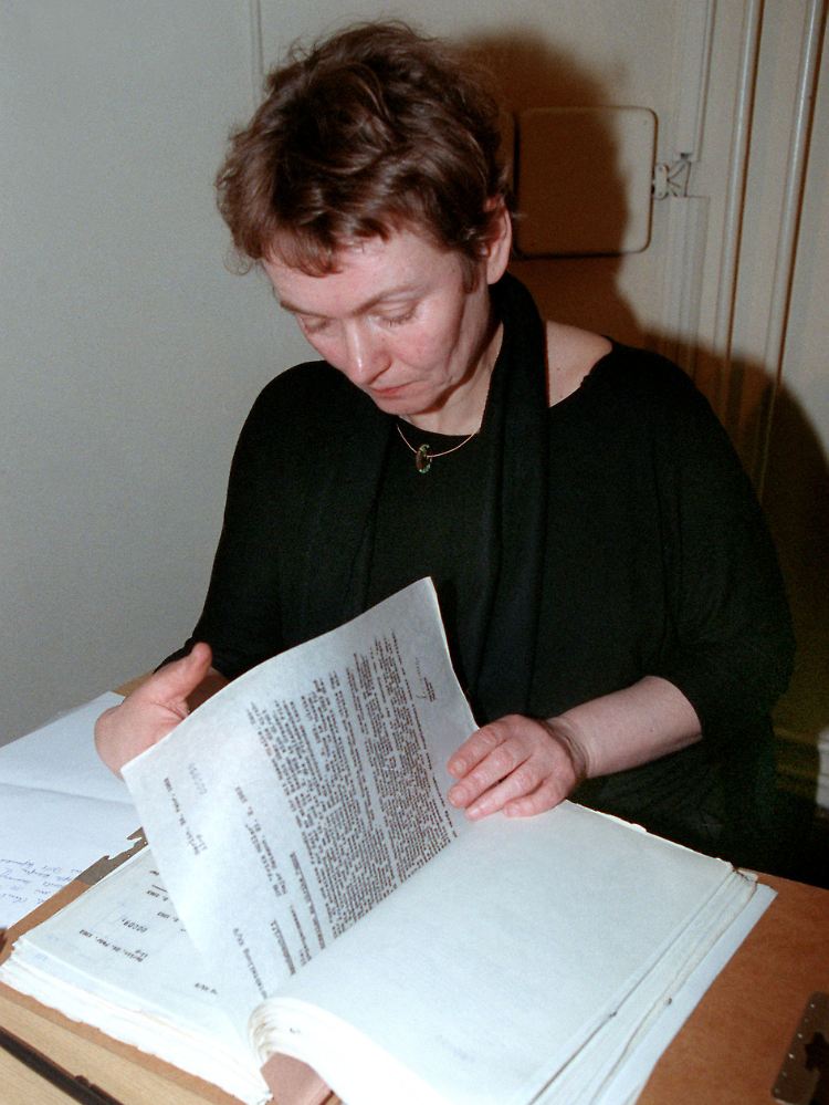 Die 2010 gestorbene DDR-Bürgerrechtlerin Bärbel Bohley 1992 beim Studium ihrer Stasi-Akte.