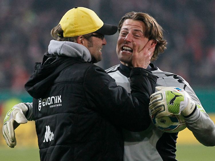 Dortmunder Pokalheld: BVB-Keeper Roman Weidenfeller gelang im Elfmeterschießen die entscheidende Parade.