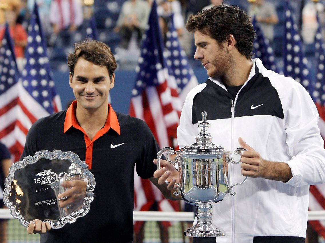 Roger Federer nimmt diesmal Tablett statt Pokal mit nach Hause.