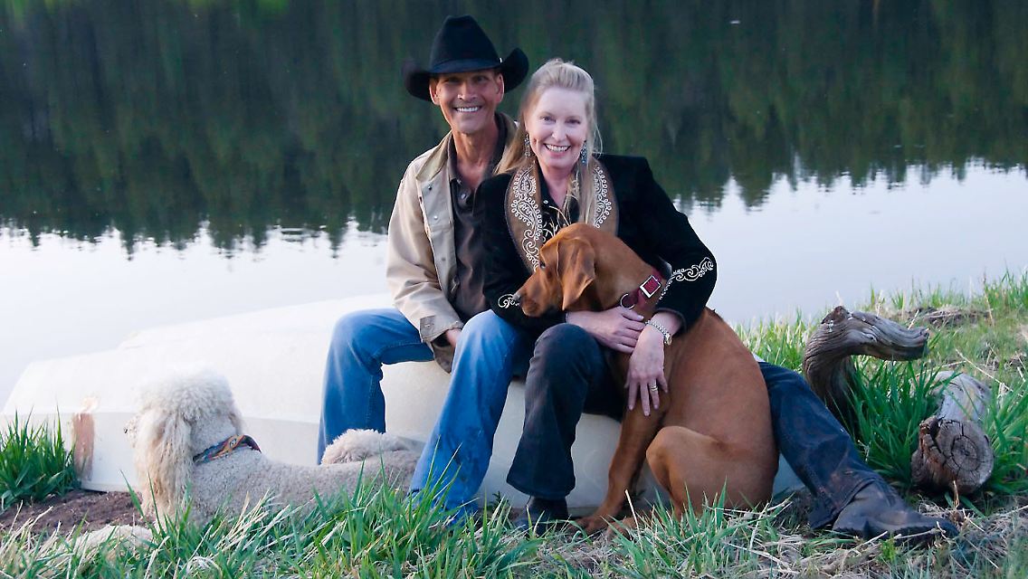 Mai 2009: Eines der letzten Fotos von Patrick Swayze und Lisa Niemi mit ihren Hunden auf ihrer Ranch in New Mexico.