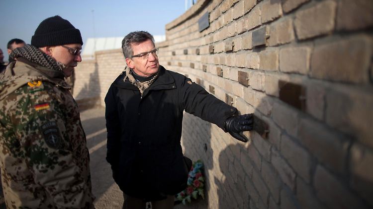 De Maizière an der Gedenkstätte für die gefallenen Soldaten in Kundus.