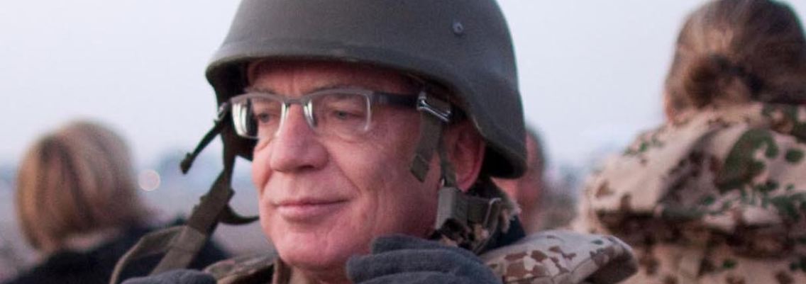 Aus Sicherheitsgründen muss der Minister Helm und Weste anlegen.