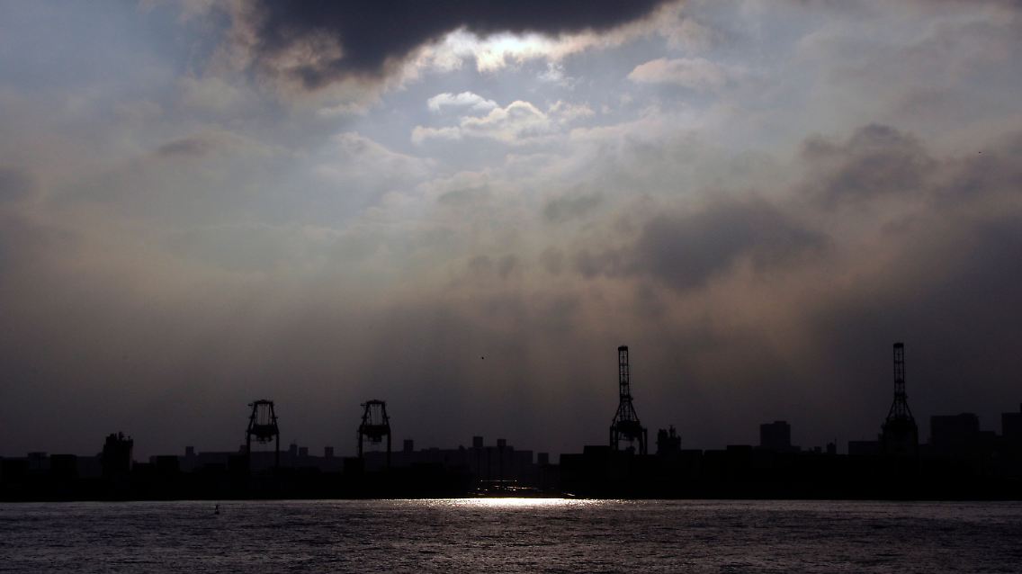 Dunkle Konjunkturwolken über dem Tokioter Hafen.