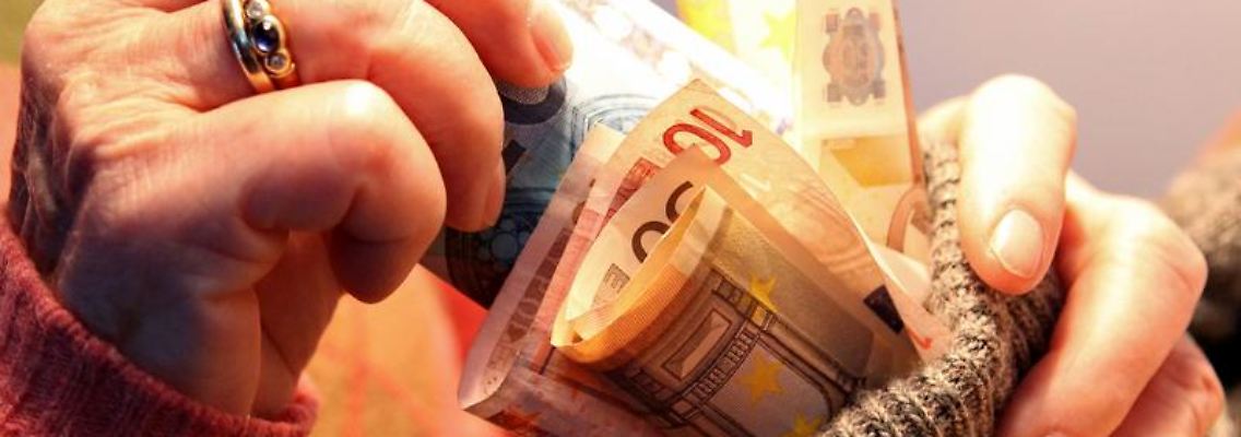 Die EZB hat das Geld im Euroraum so billig gemacht wie nie zuvor, darum sind auch viele Banken nicht bereit, ihren Kunden üppige Zinsen zu bieten.